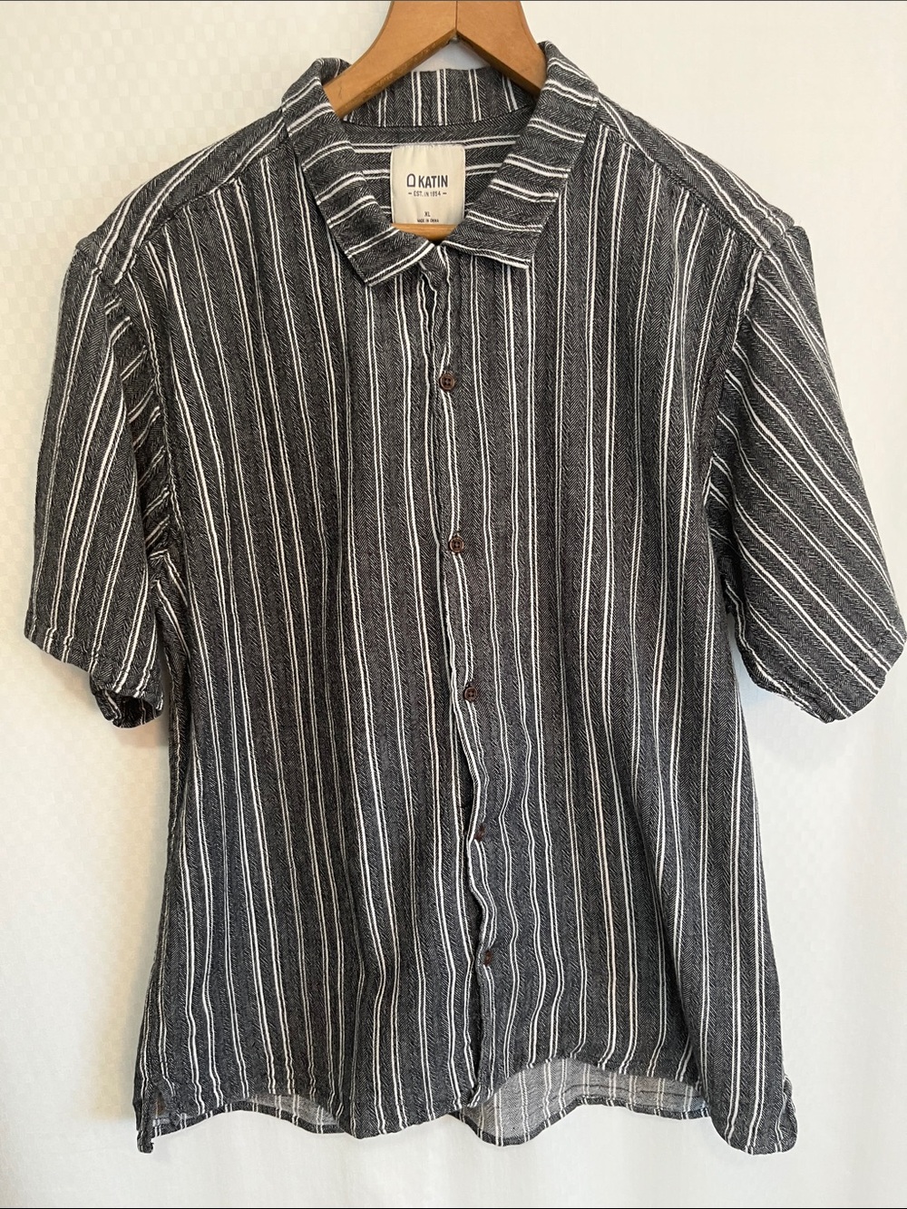Katin Shirt Men's XL Black and White Vertical Stripe Short-Sleeve Button-Down